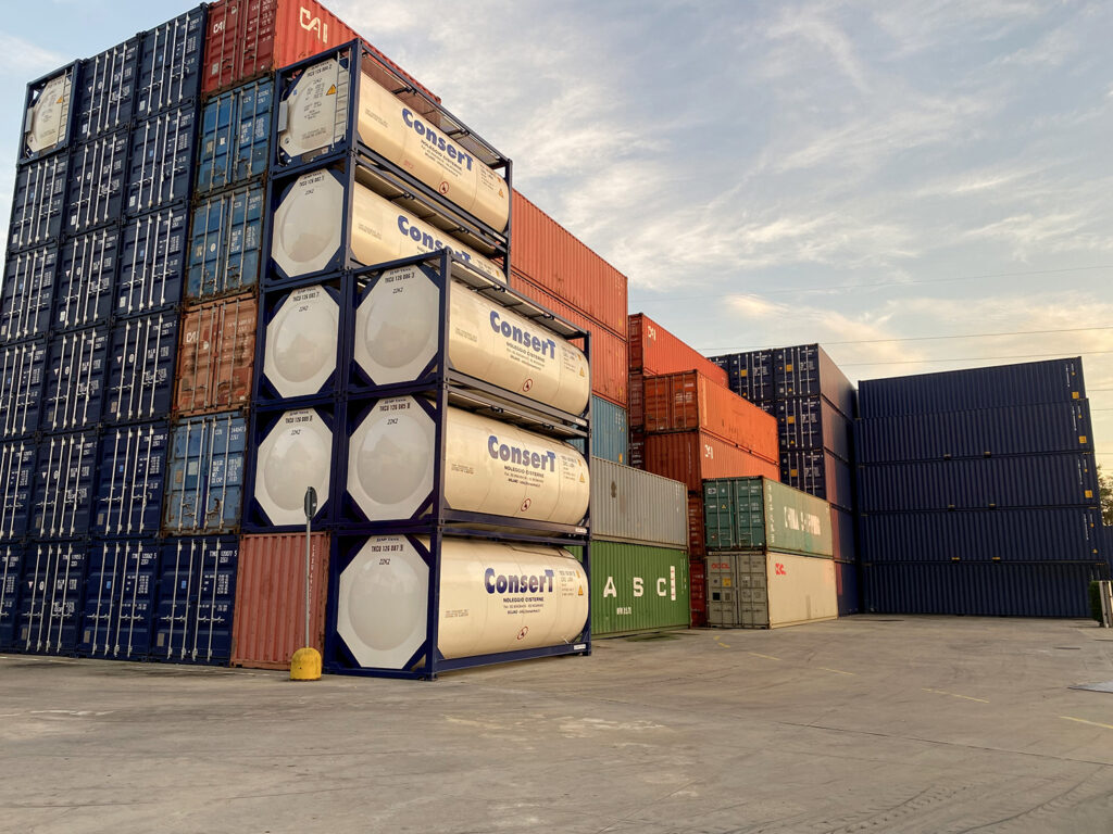 Flexible solutions, even for short periods.<br />We provide tanks ready for immediate delivery for every logistics requirement, with tailor-made rental contracts.